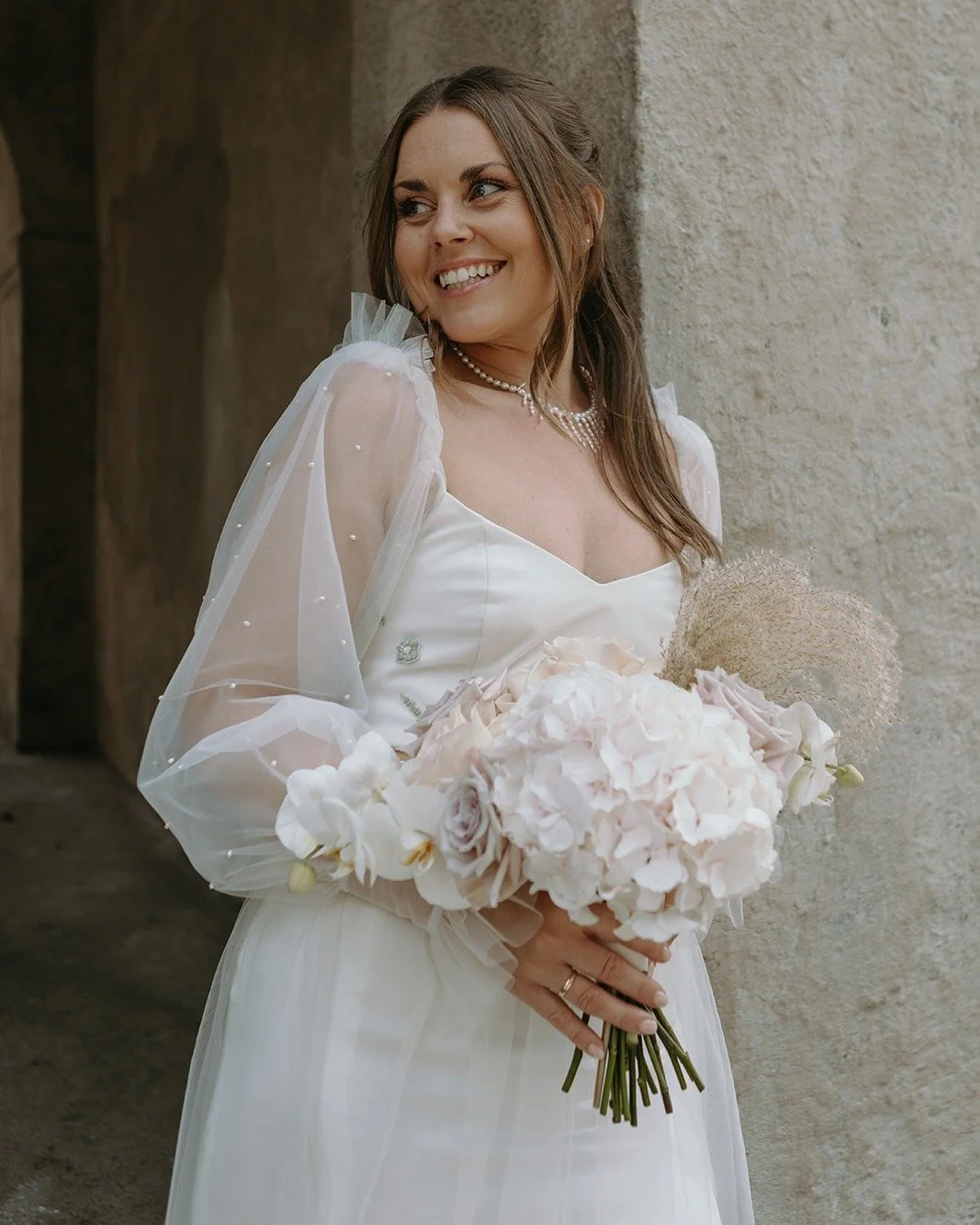 Jeg tror ikke jeg har introdusert meg selv f&oslash;r. P&aring; tide, hehe. 🙈 

Her har du ansiktet bak kamera! 📸 P&aring; to av de viktigste dagene i mitt liv. Dagen jeg giftet meg med verdens beste mann, Eivind, og bare dager f&oslash;r jeg f&osl