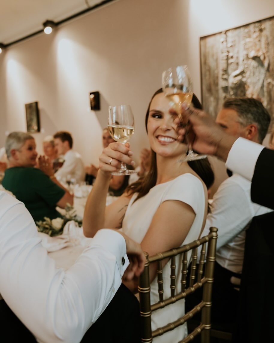 So much love at Jonanne and Tryms wedding 💖 And why not do some pics in the purple bathroom in the last photo?