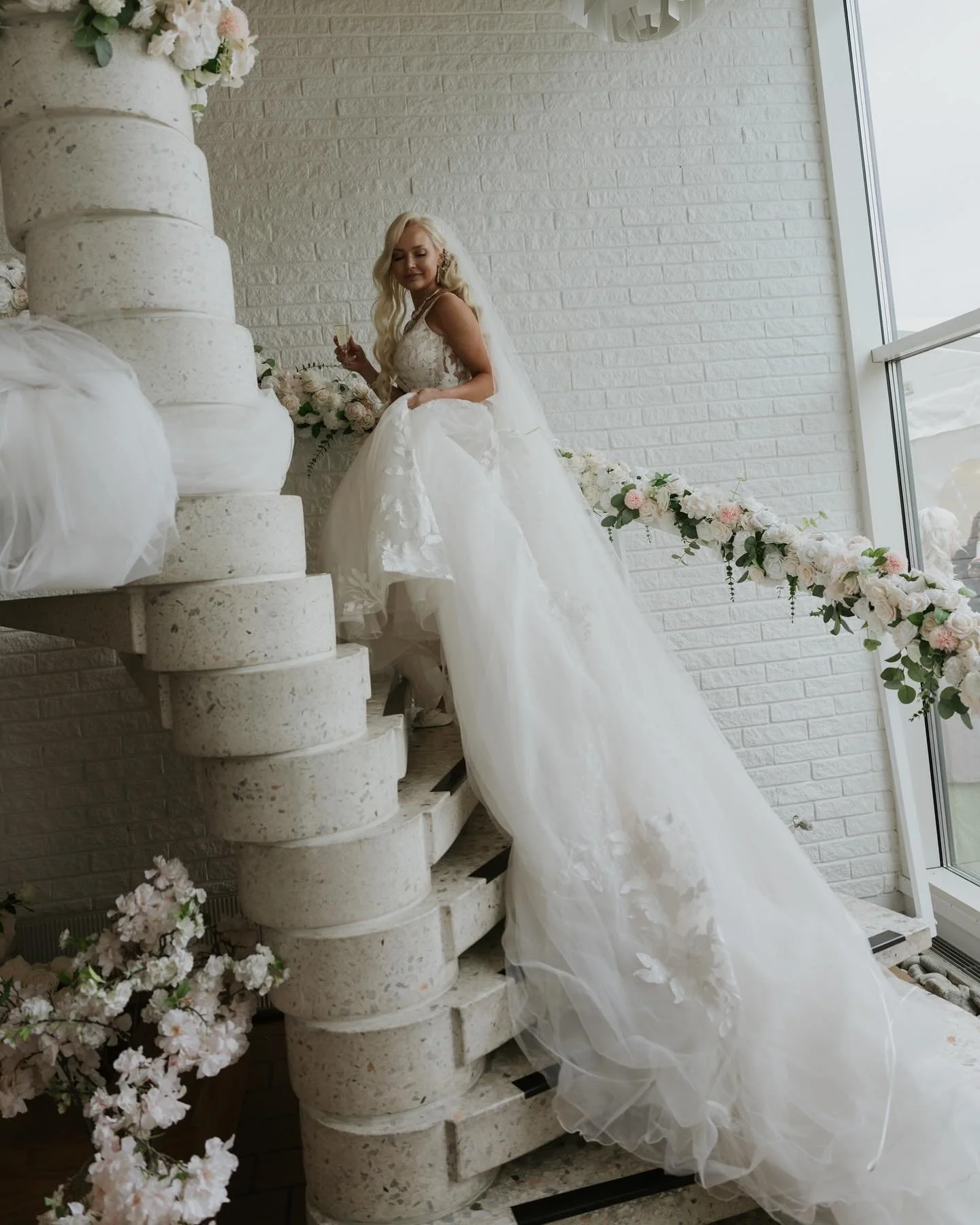 The most epic house entrance I&rsquo;ve seen in a while 💅 stairway to heaven right there 💐 congrats with your new house, @karinahaukland 💖