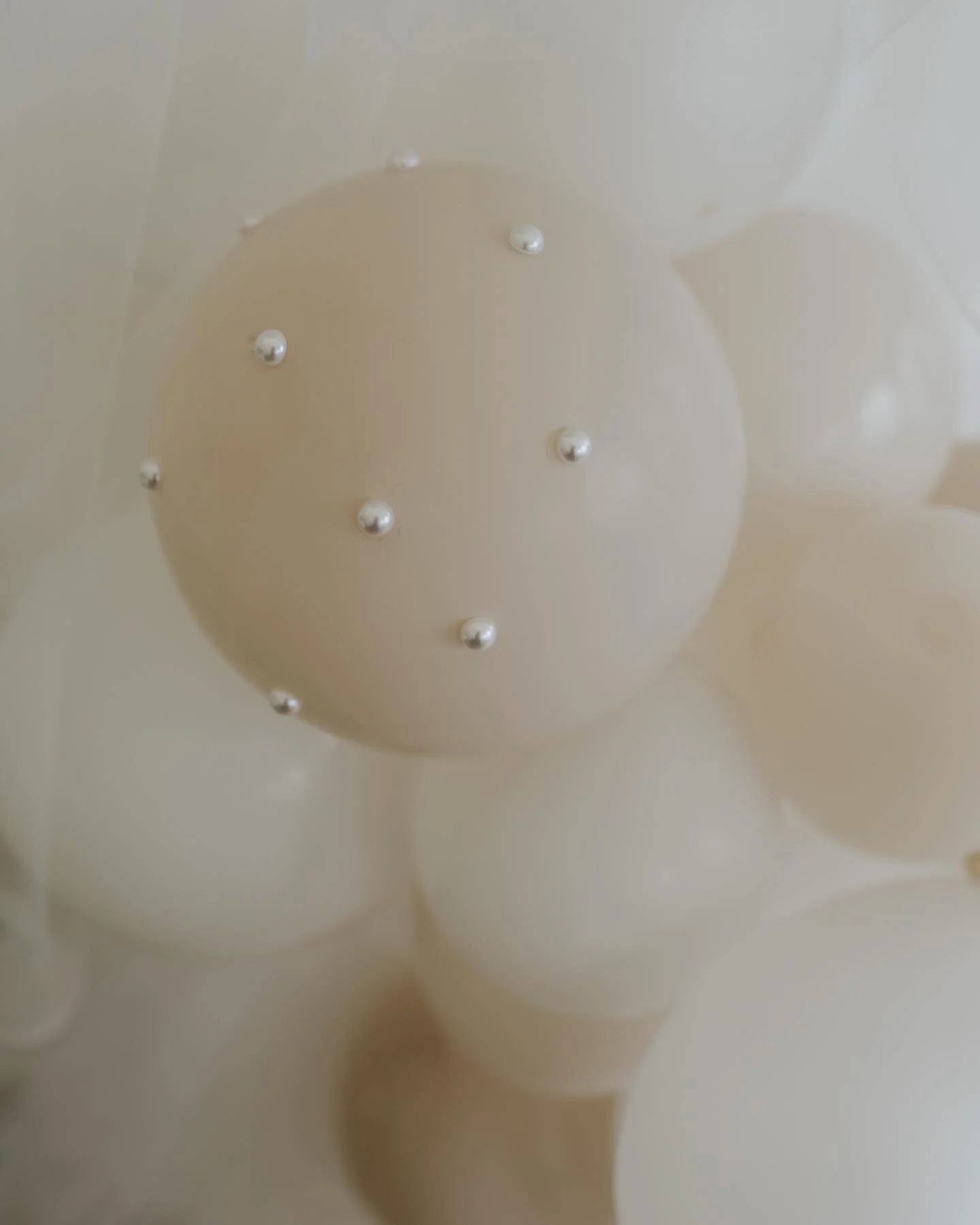 Let&rsquo;s be real, the feed needed a breather. 🧖&zwj;♀️ How cute are these pearl balloons though! So excited to show you more details from the wedding of @karinahaukland - working on the gallery now 💅