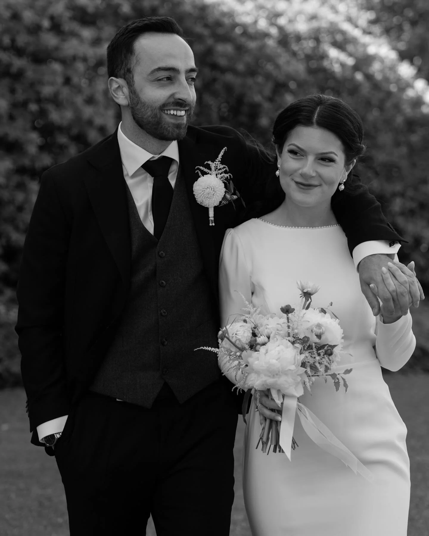 A big congratulations to my wonderful couple, Blerande and Egzon🖤🤍 It was a dream photographing yesterdays wedding at  Frognerseteren/Heftye Villaen and by the coastline at V&aelig;ker&oslash; 💍🏰 Takk for tilliten 💖