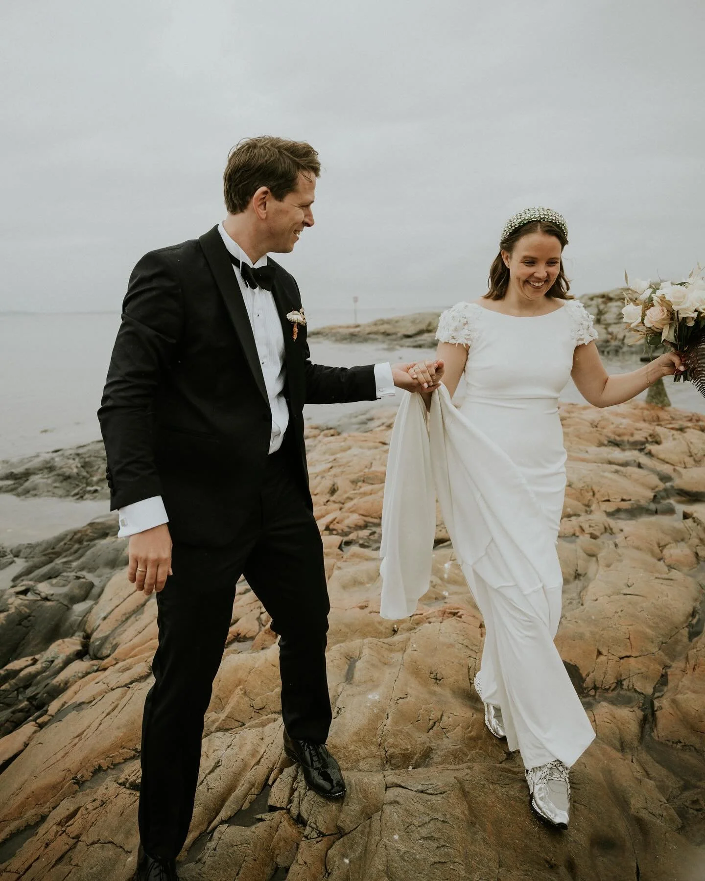 Check out this warm and rustic wedding - such a treat to photograph !! This wedding aesthetic was curated from start to finish, and I loved being a part of it. Thank you, Ada and Sindre 🧡 also, having rain on your wedding day means you have the coas