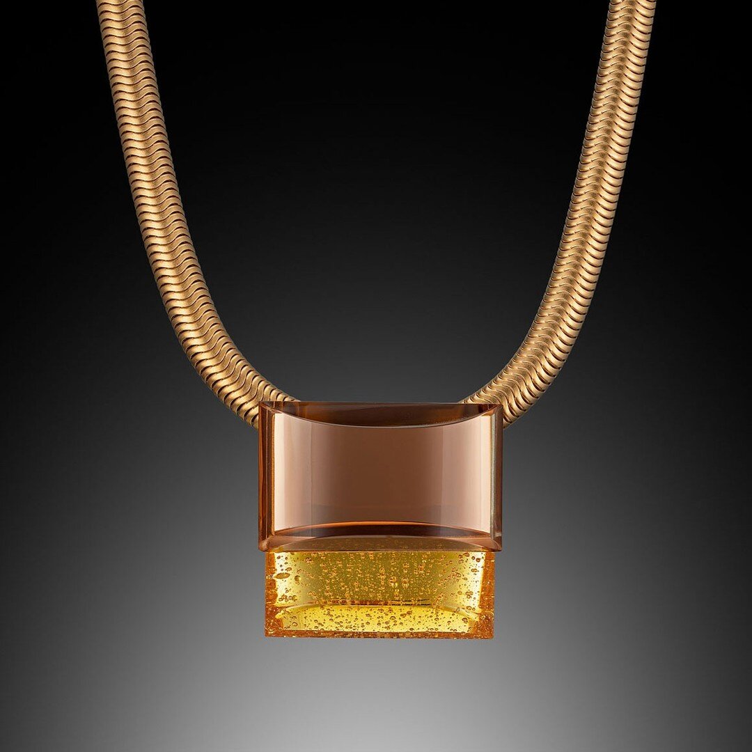 New works: Mirrored Glass No. 25, 2022
Polished mirrored plate glass.
24k gold plated brass.
6 x 5 x &frac34; inches
Private Collection

View more Mirrored Glass pieces: https://loom.ly/KsHGfxU

#LindaMacNeil #modernart #sculpturalJewelry #Timeless #