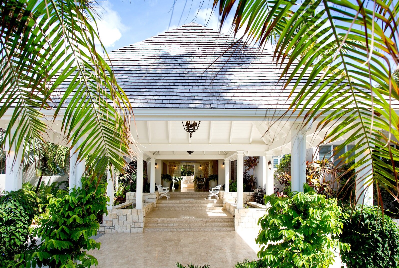   The resort’s beautiful entryway (photo credit: Rebecca Recommends)  