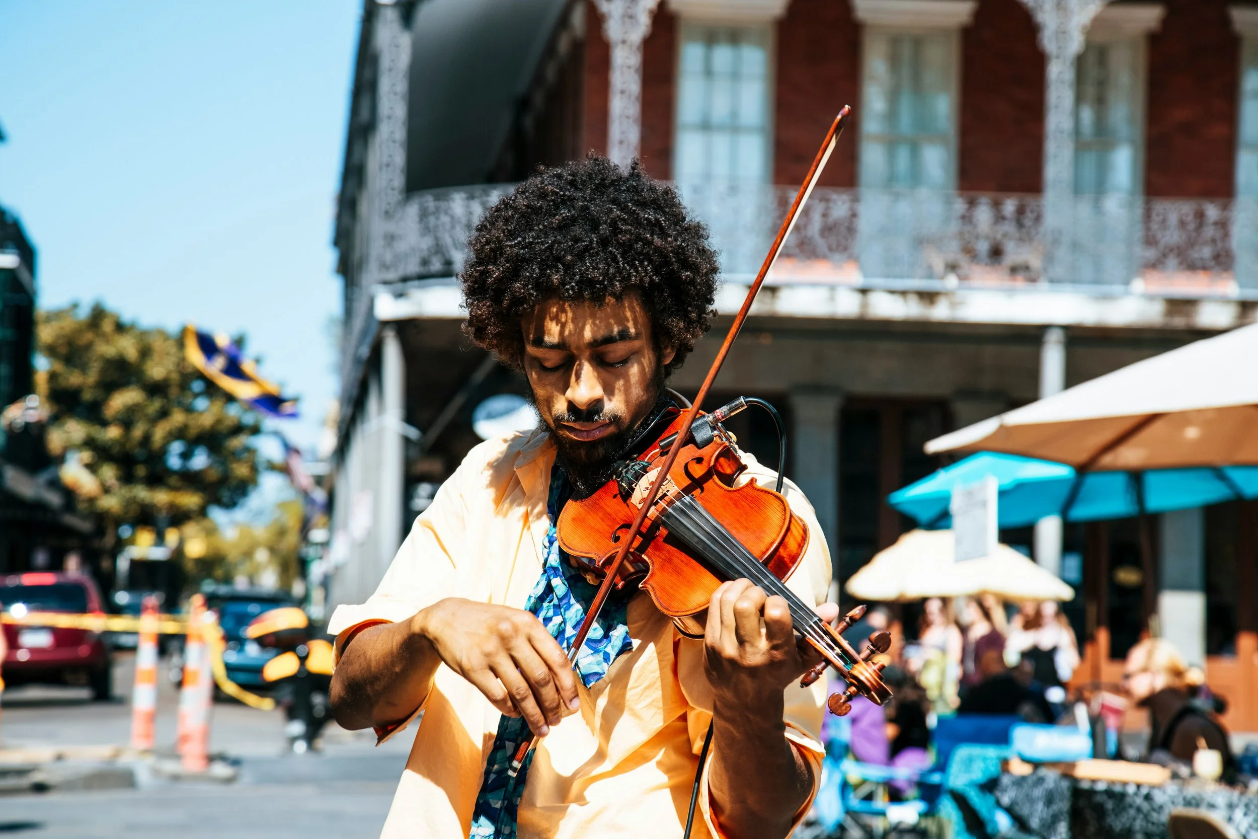 Street musician playing the violin in New Orleans during a private tour of the city with American Stories Travel