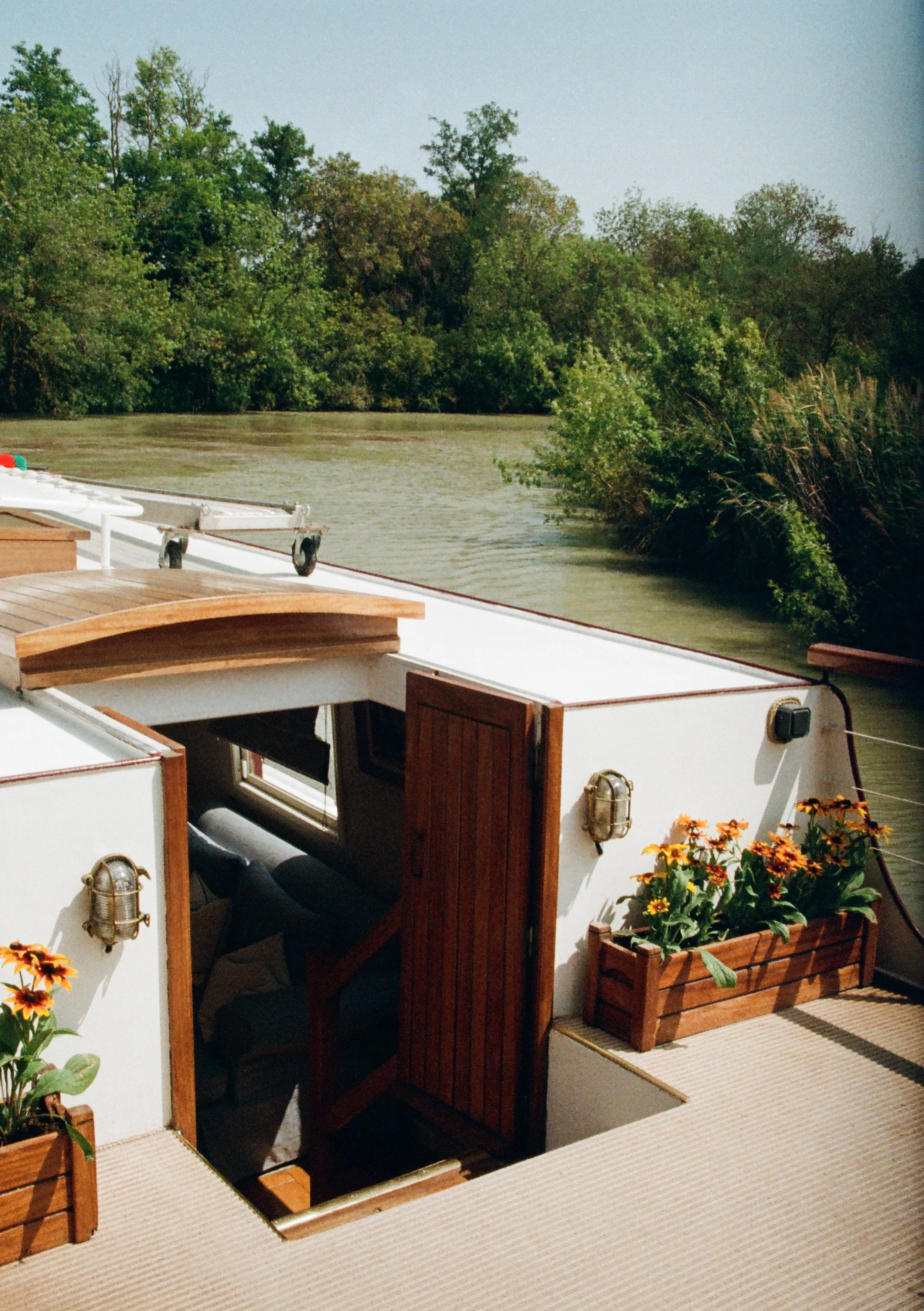 Privately charter a boat on the French waterways with Belmond Les Bateaux