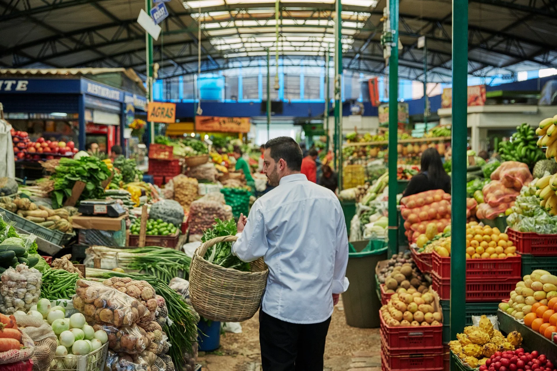 Private tour with a local chef in Colombia at a local market