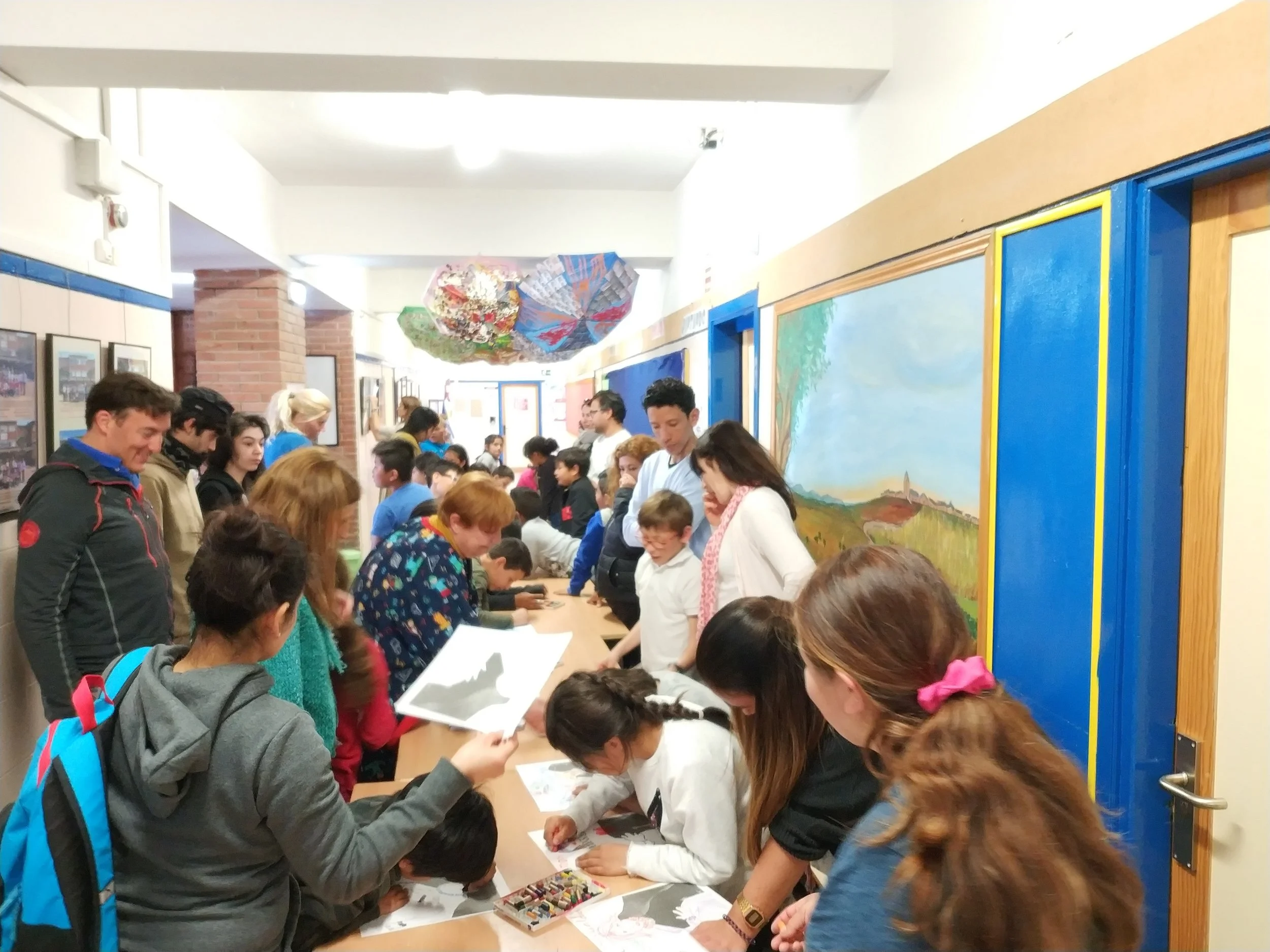 Familias colaborando en talleres de arte