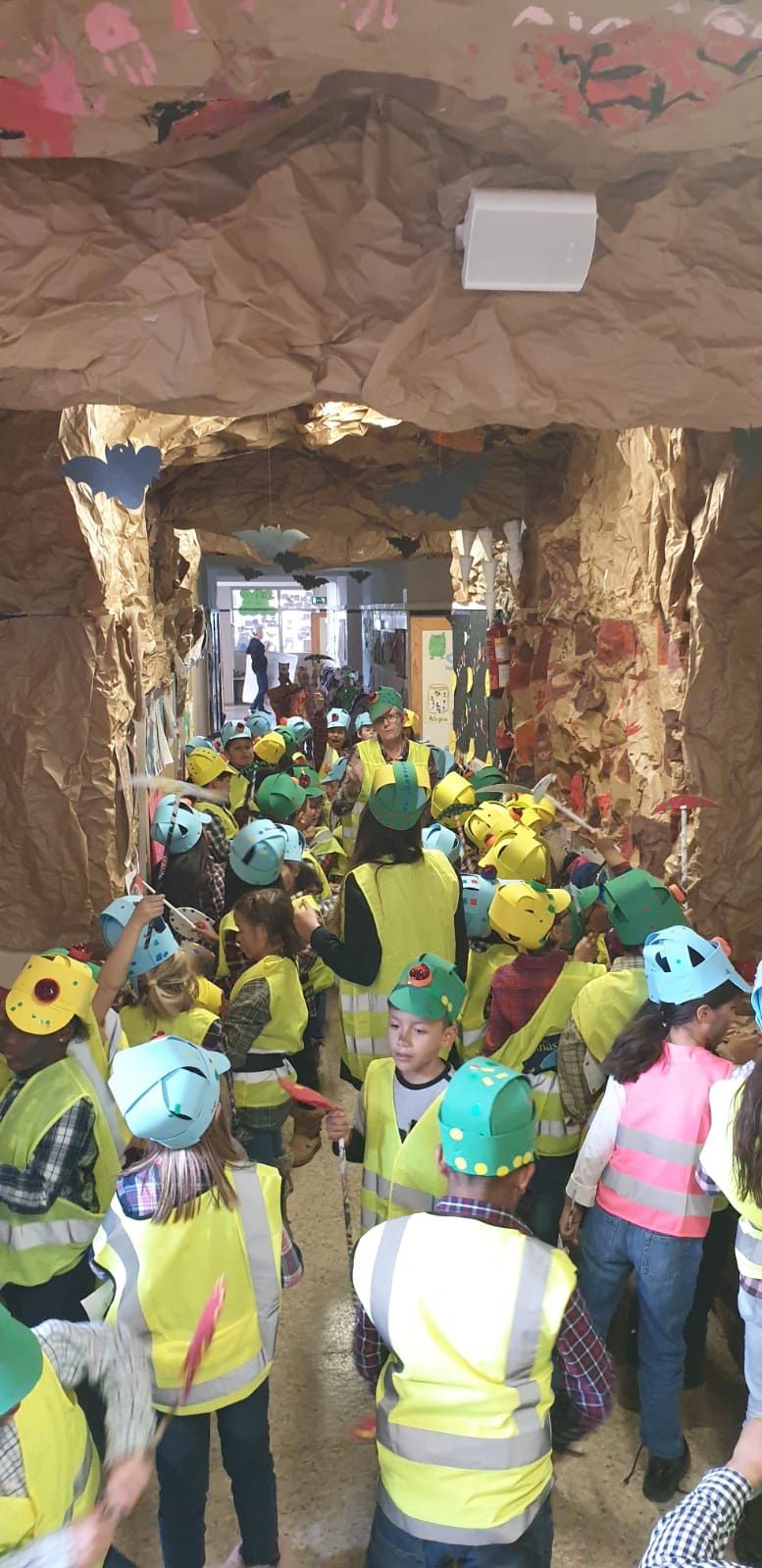 Decoración del pasillo con motivo del proyecto “Viaje al centro de la tierra”, con ayuda de las familias
