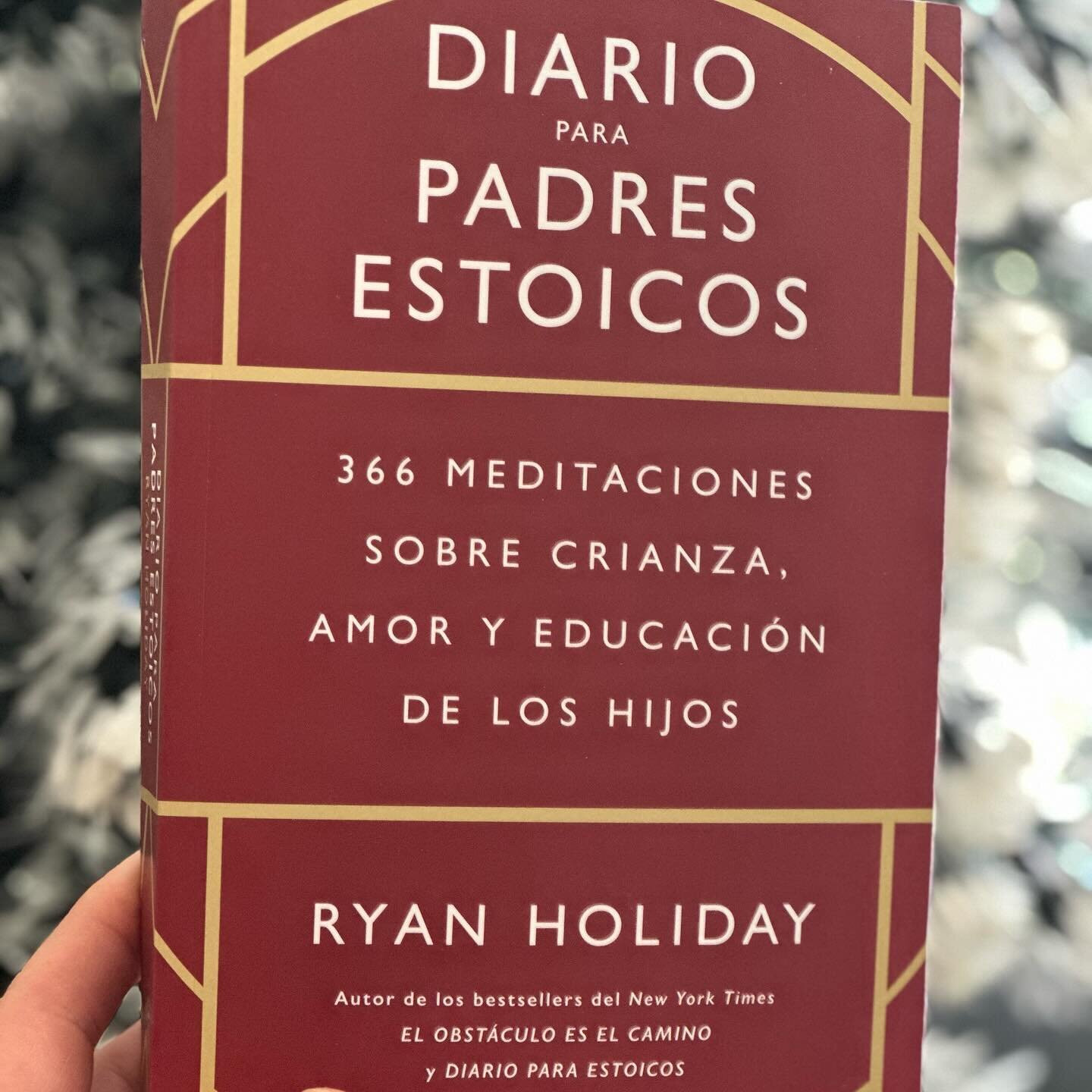 Comienzo el a&ntilde;o con este libro de @ryanholiday. Una p&aacute;gina al d&iacute;a, una reflexi&oacute;n diaria sobre el rol m&aacute;s importante de mi vida: el de ser padre. Cada a&ntilde;o es uno de los prop&oacute;sitos que gu&iacute;an mi vi