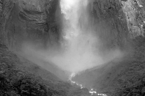e_Angel+Falls,+base.+Canaima.jpg