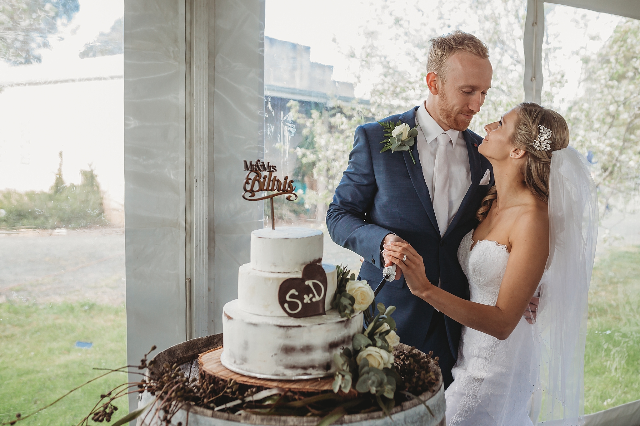 bride and groom cutting cake