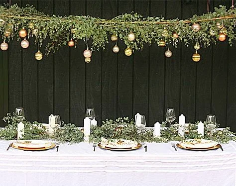 Dress your holiday table with little fuss + lots of cheer!
