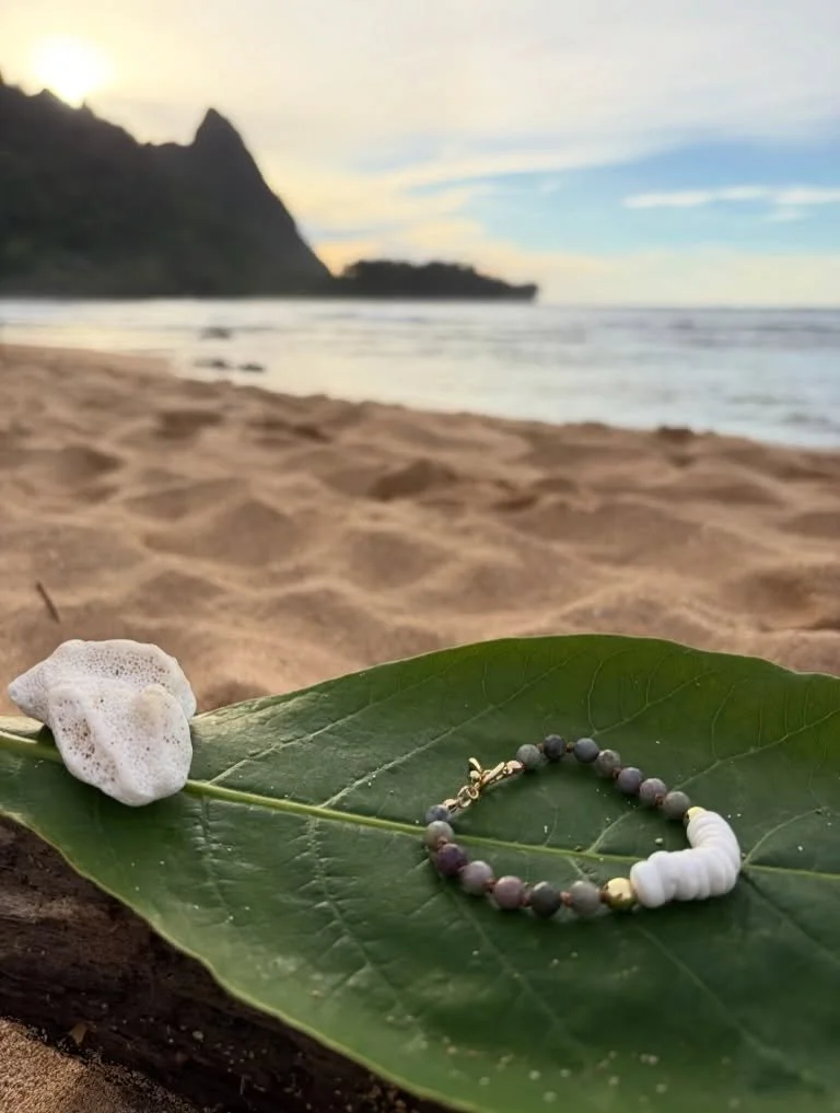 DAY 3 of 12 DAYS OF GIVEAWAYS ✨ Win a stunning Makai Jewelry puka shell bracelet, crafted by hand in San Diego! 🎁 ⁣
⁣
Inspired by the magic of Hawaii, these bracelets are so elegant and grounding. I have one in blue and I wear it almost every day! I