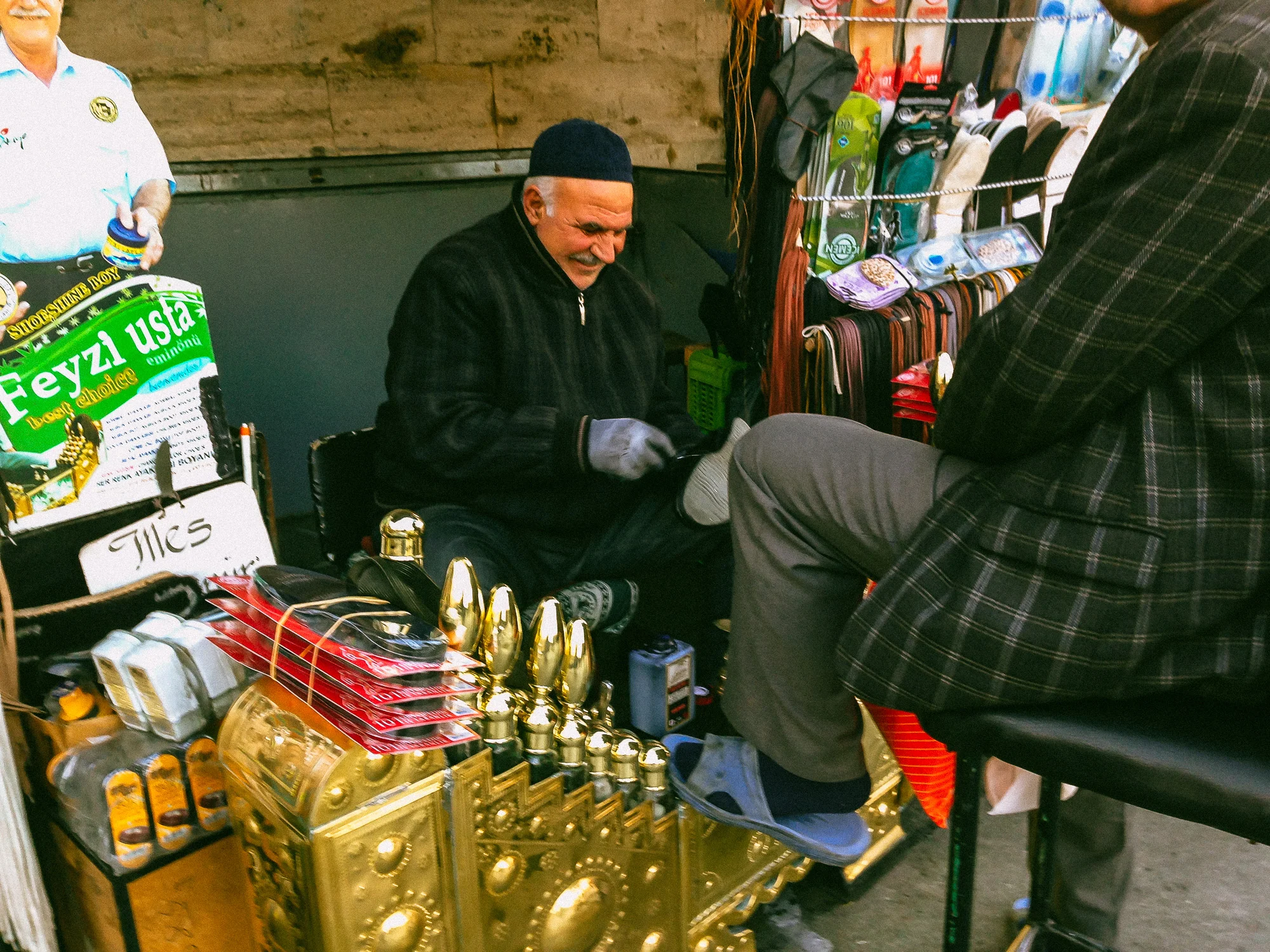 Old-fashioned shoeshiner