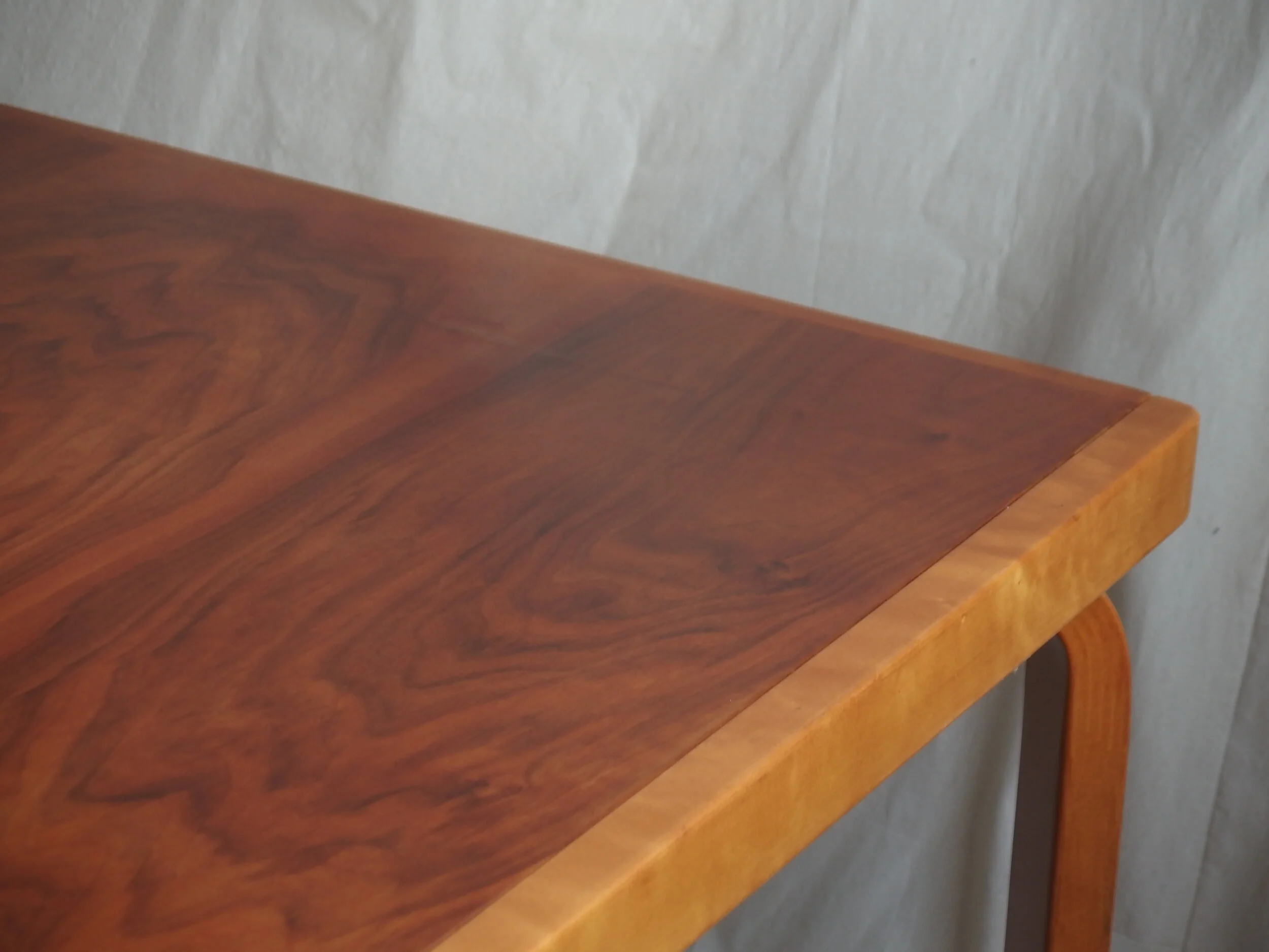 アイノ　テーブル