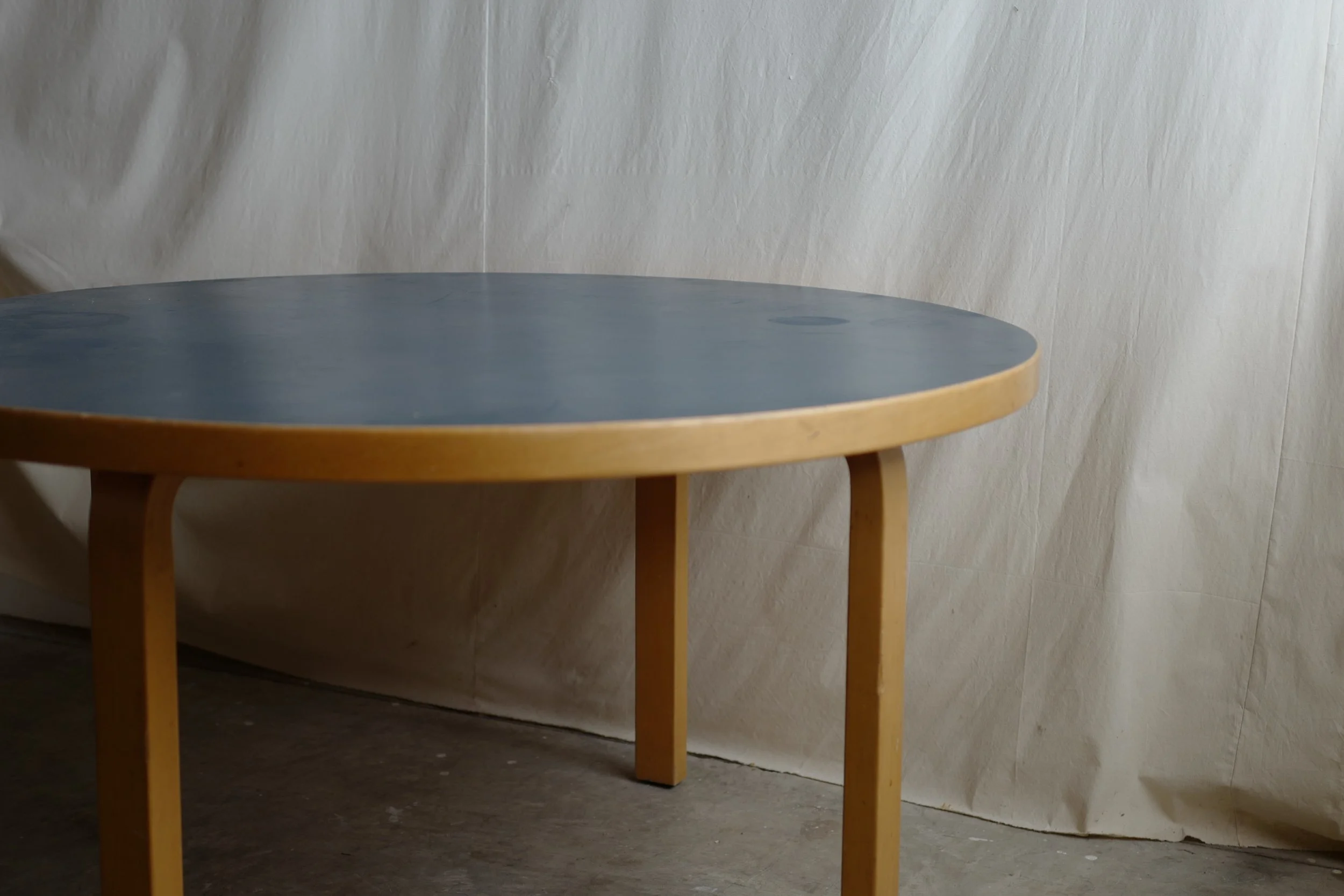 アアルト　青　リノリューム　丸テーブル