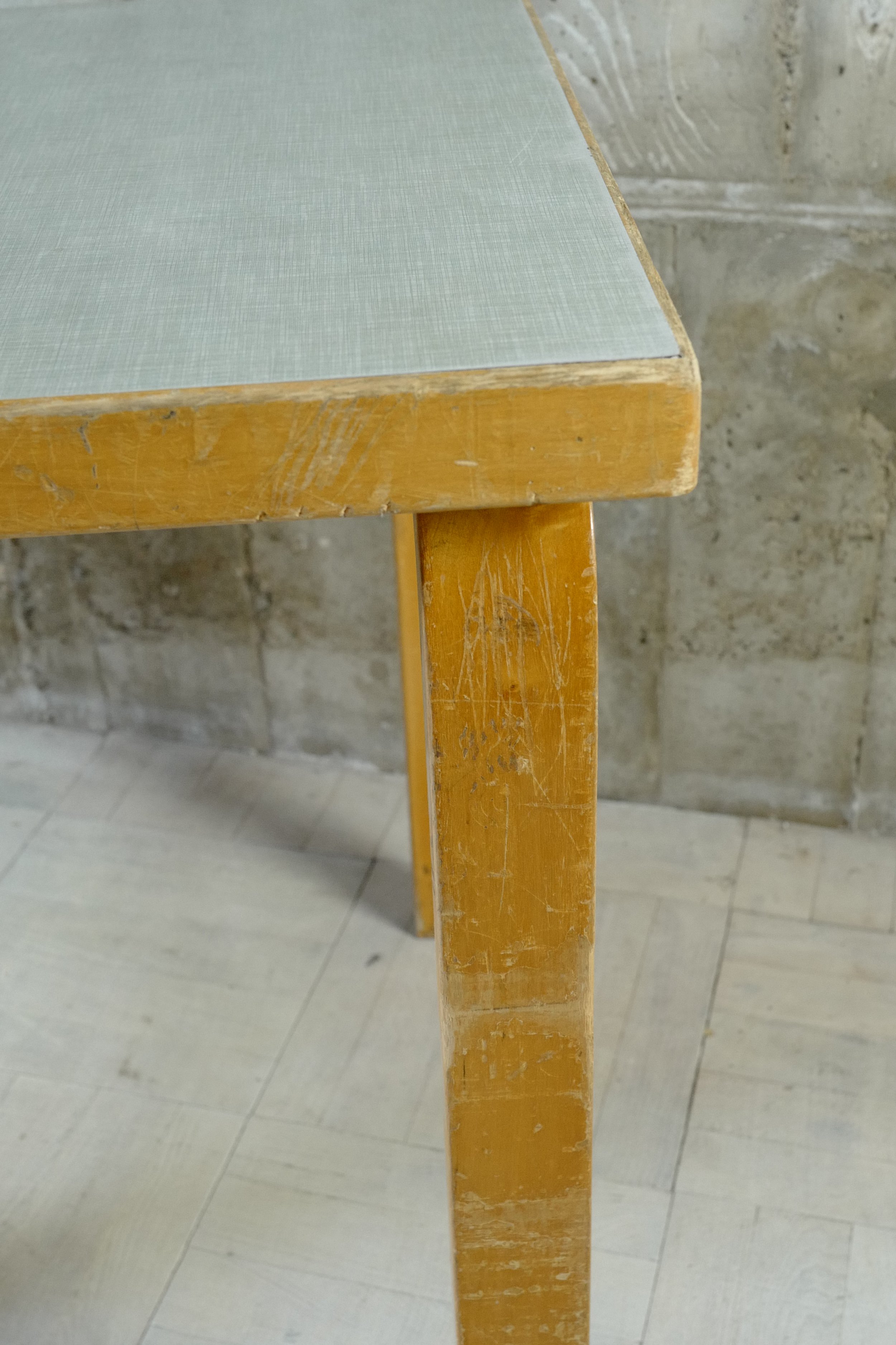 アアルト　テーブル　ブルーリノリュウム