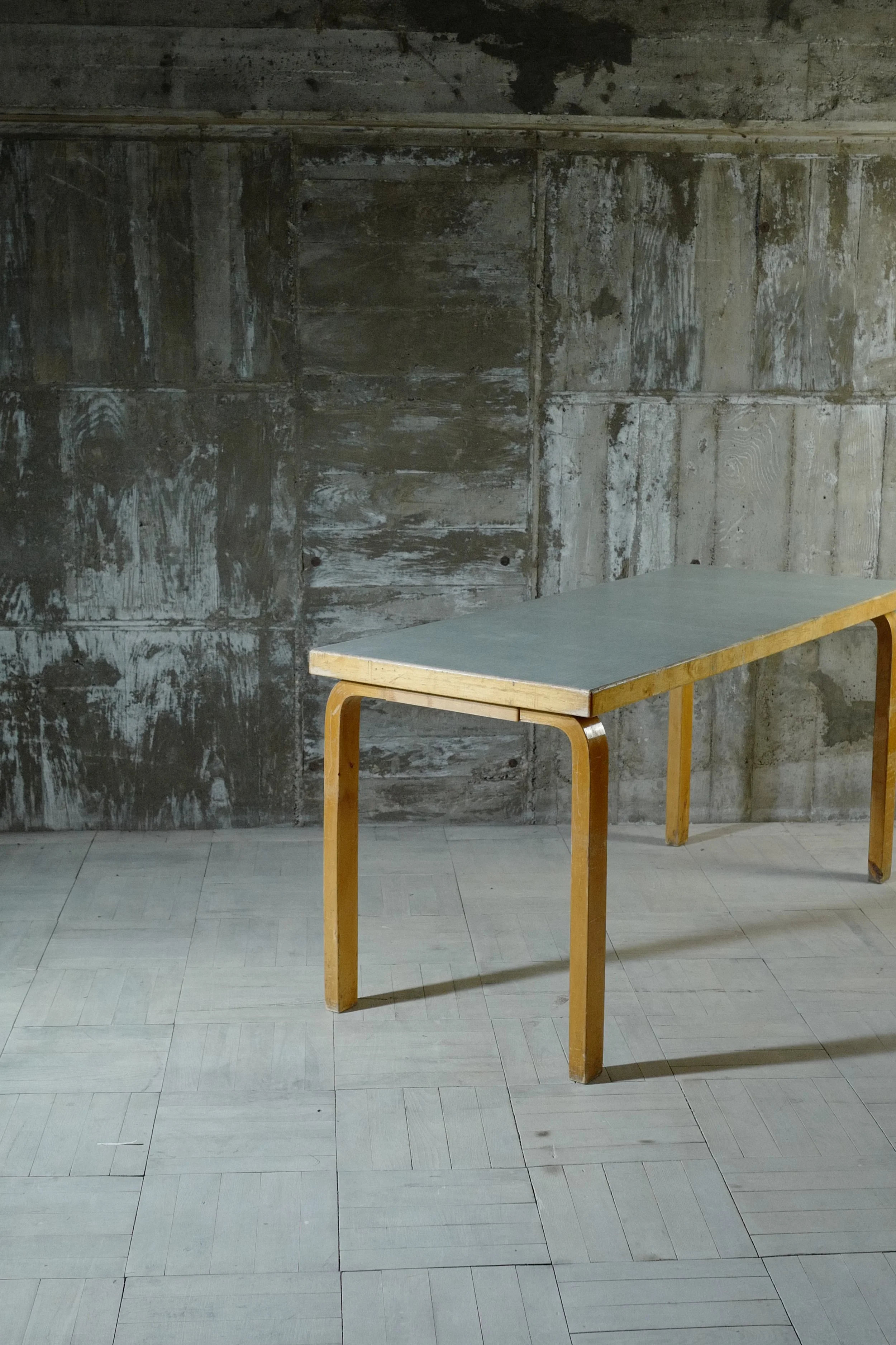 アアルト　テーブル　ブルーリノリュウム