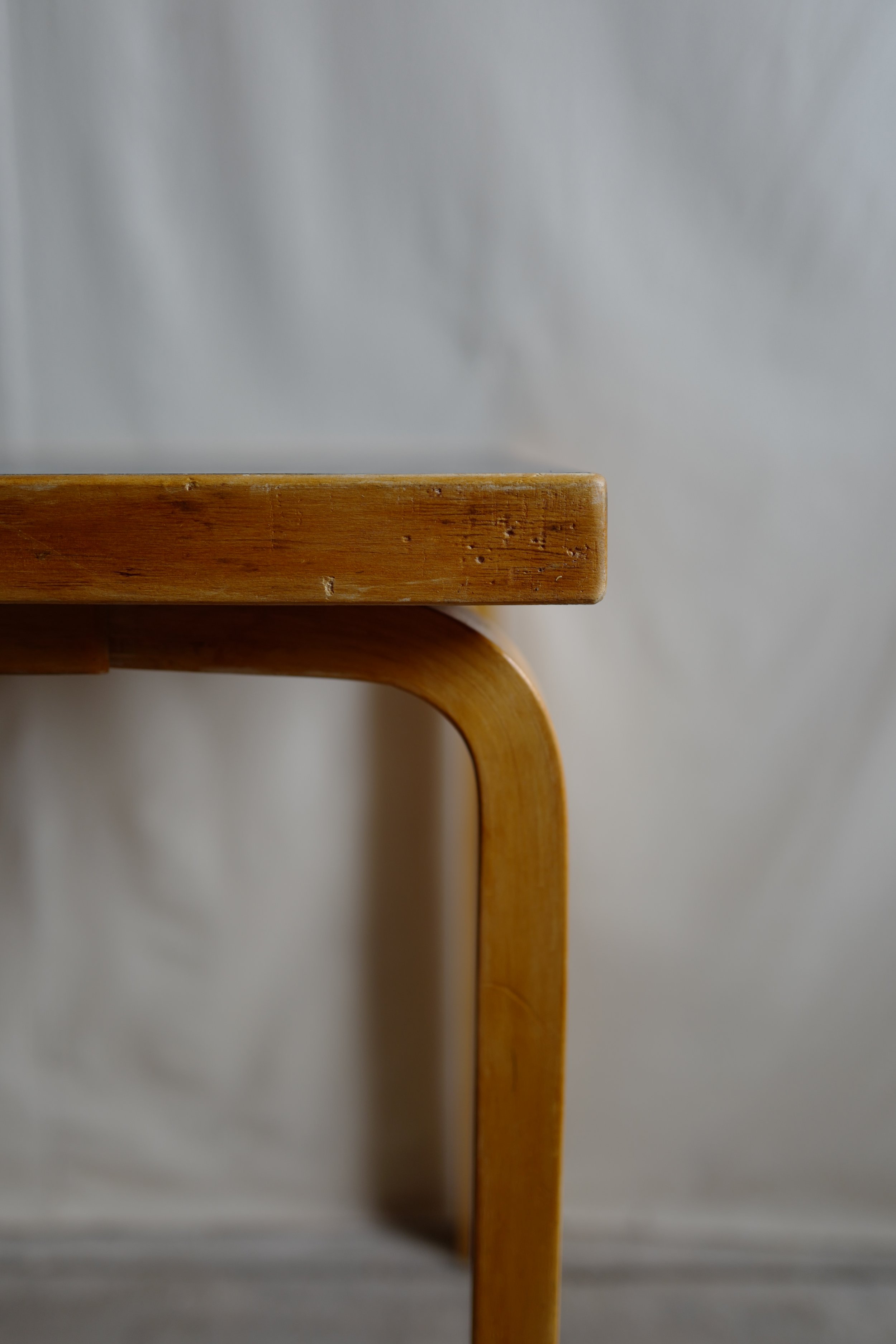 アアルト　テーブル　ブルーリノリュウム