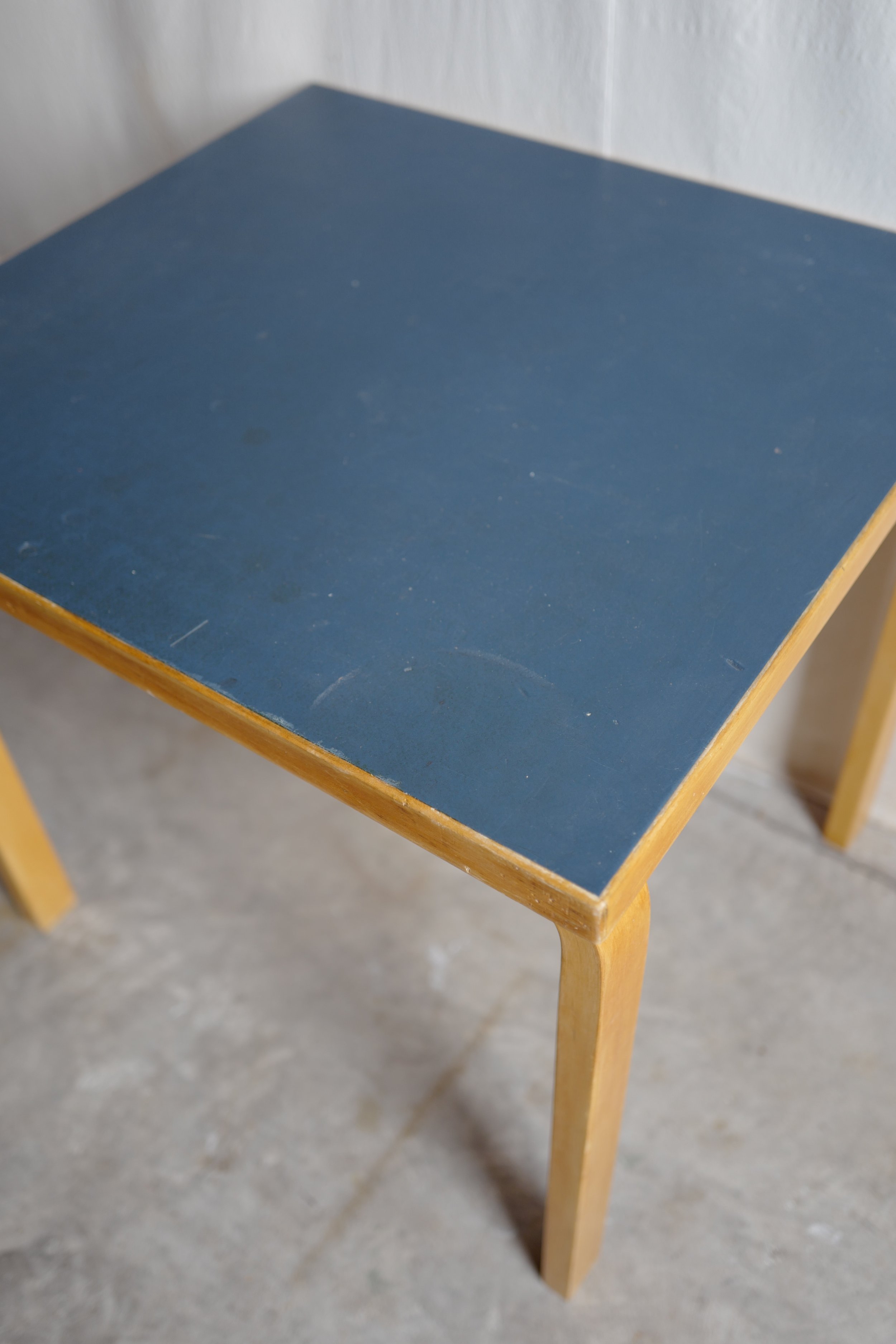 アアルト　テーブル　ブルーリノリュウム