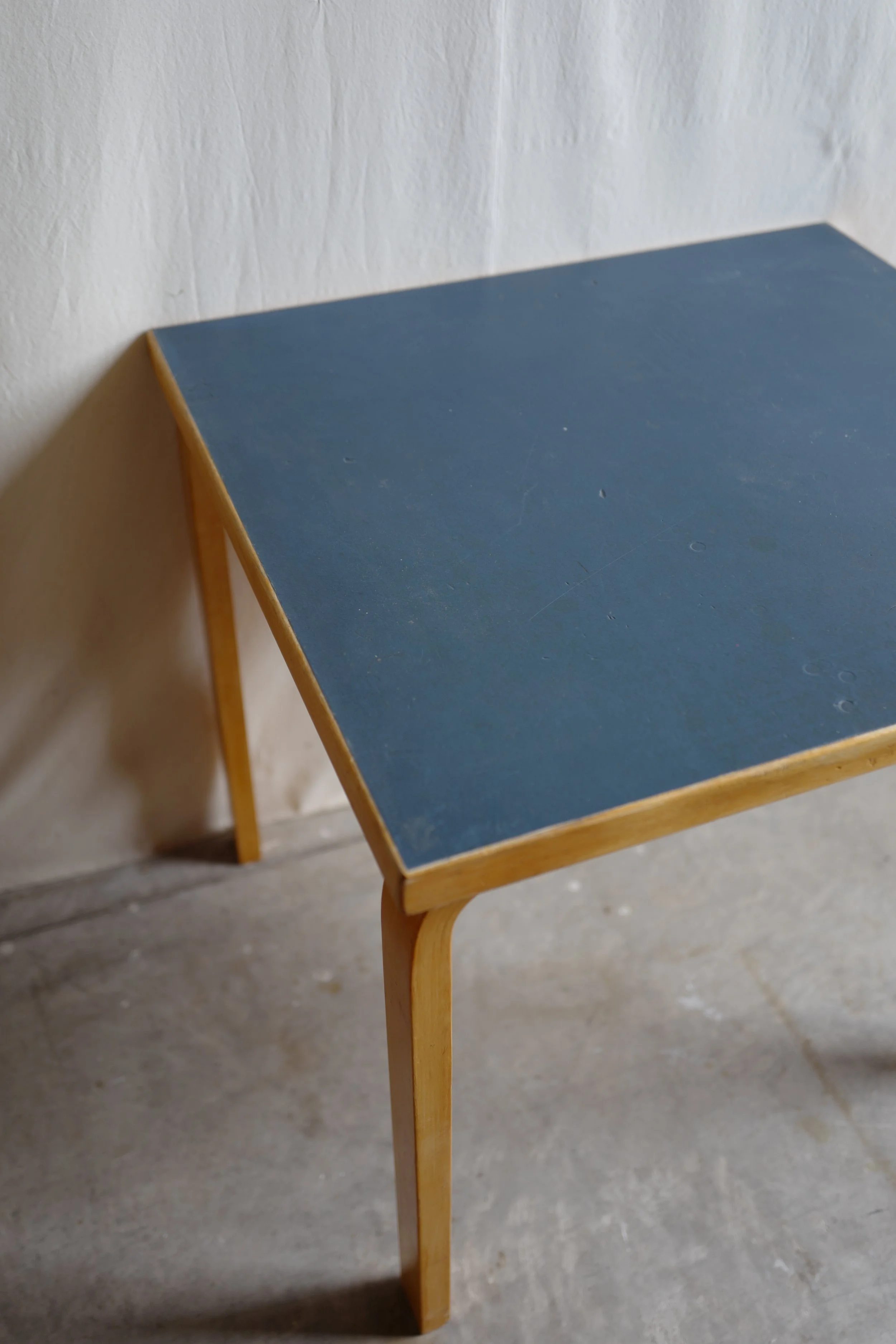 アアルト　テーブル　ブルーリノリュウム