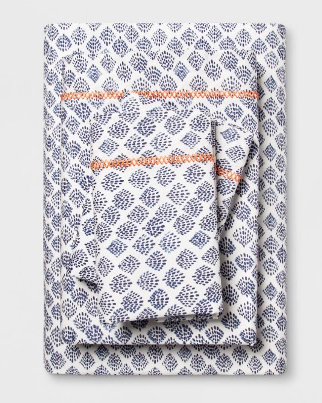 As warmer temperatures approach, we love a pretty patterned sheet set to stay cool.  Link in profile.