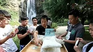 Chinese Tourist Spot Bends Rules to Help Struggling Teen Earn Cash for College and Ailing Dad