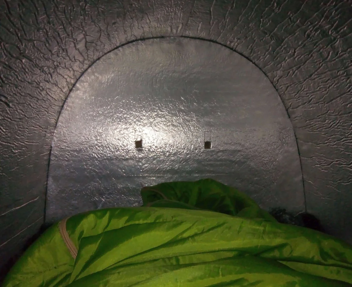 +20°C Increase temperature Its thermal insulation captures the body heat of the user. Source: Iglou.fr
