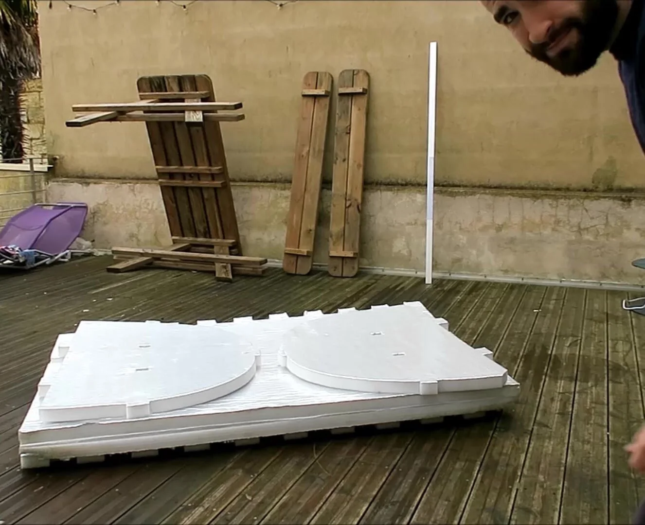 Compact And Foldable The iglou assembles in seconds, without any loose parts. 5 units can fit in a standard EPAL palletSource: Iglou.fr