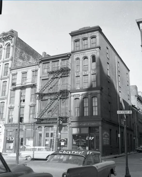 229 Chestnut Street in 1959 &amp; Today

Archival photo courtesy of the City of Philadelphia's Department of Records

#oldcity #phillybarbershop #archivalphoto #phillyhistory
