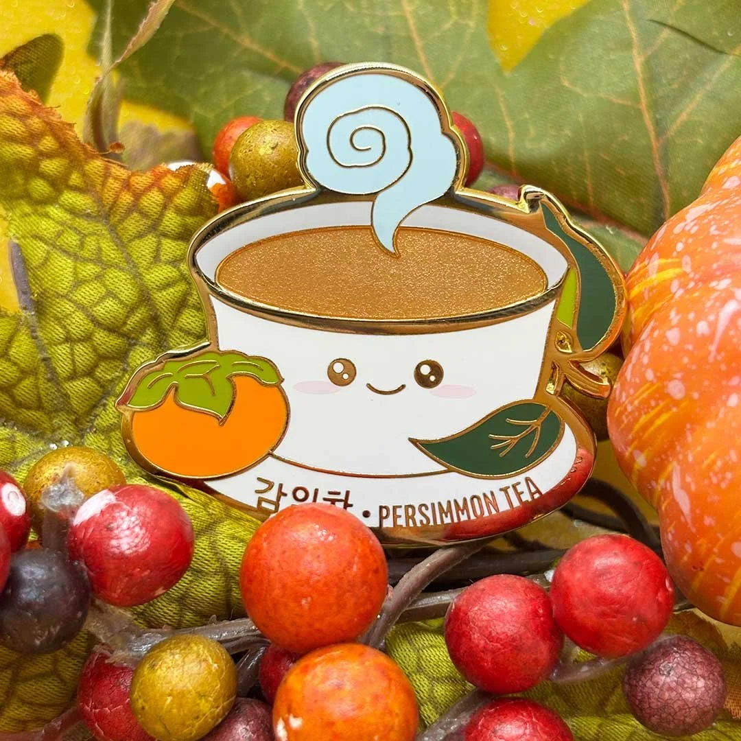 Enamel pin of persimmon tea.
