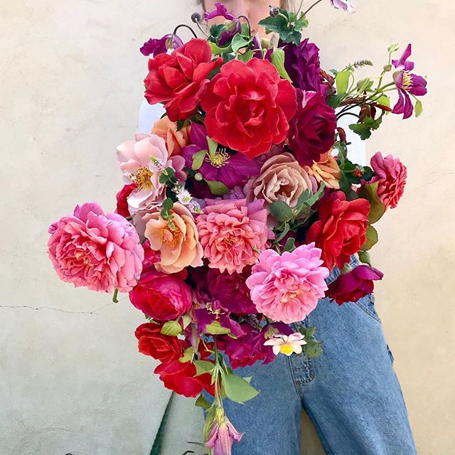 Fresh cut garden roses were put to good use in yesterday bouquet! Played around with these fun colors. What do ya think?!