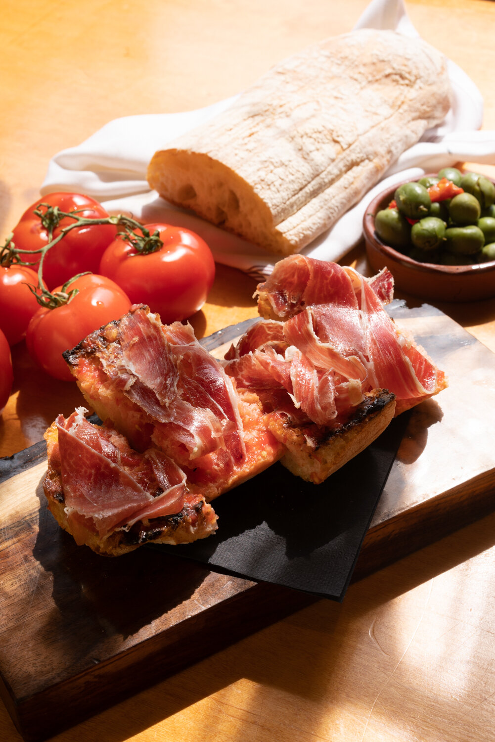 JAMON IBERIQUE AVEC DU PAIN AVEC TOMATE 