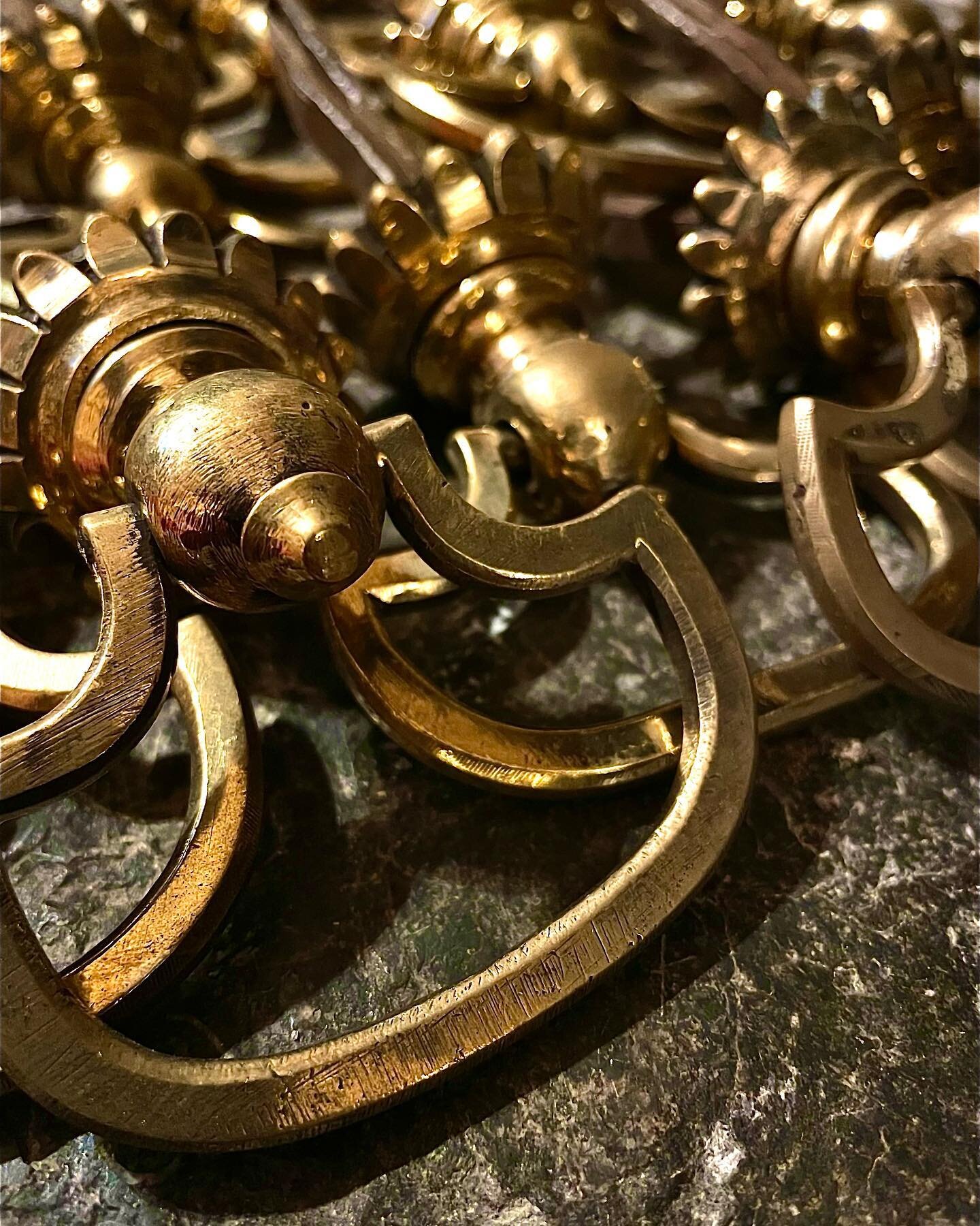 A set of eighteen large George III brass swing handles. #antiquesforsale #doorfurniture #interiors #antiques #interiordesign #antiquefurniture #architecturalsalvage #accessories