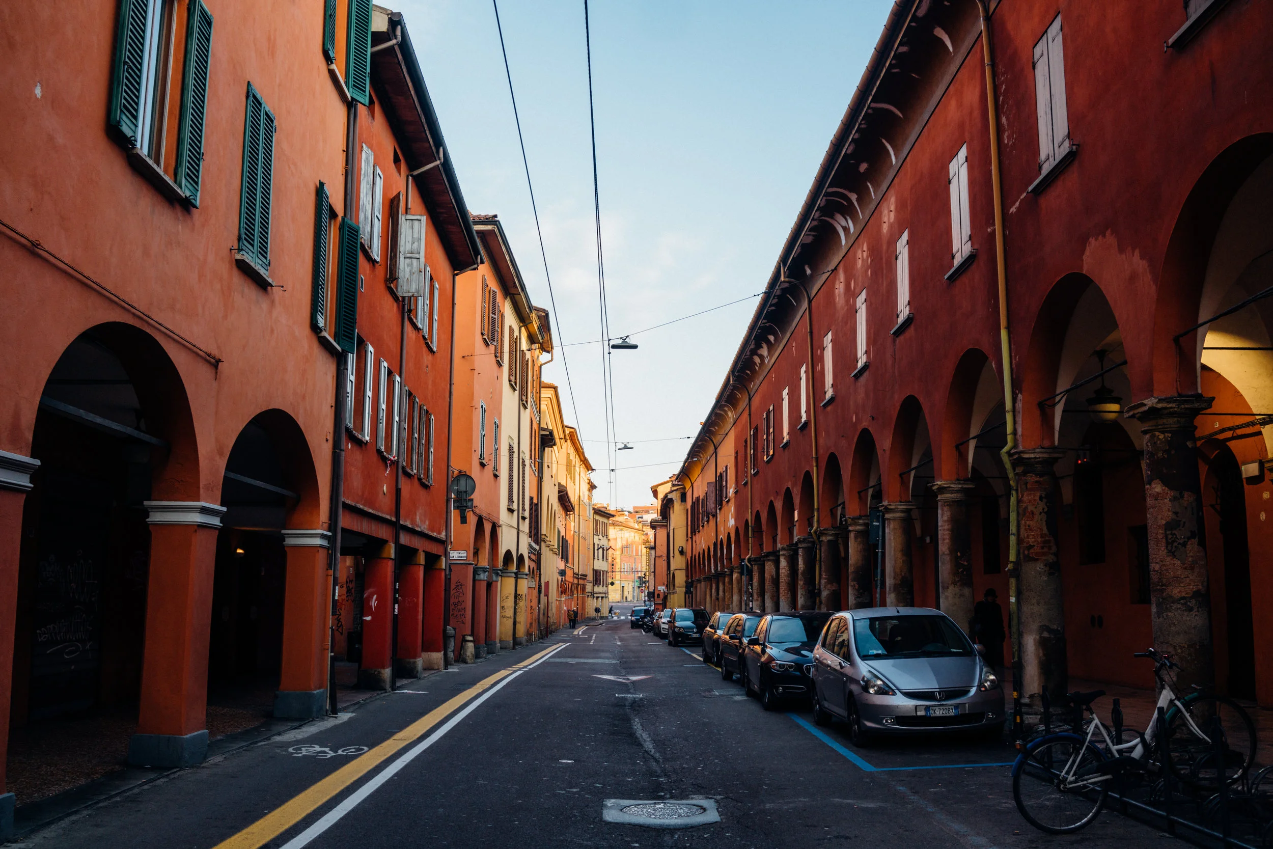 Via San Vitale vicino incrocio di Via Broccaindosso