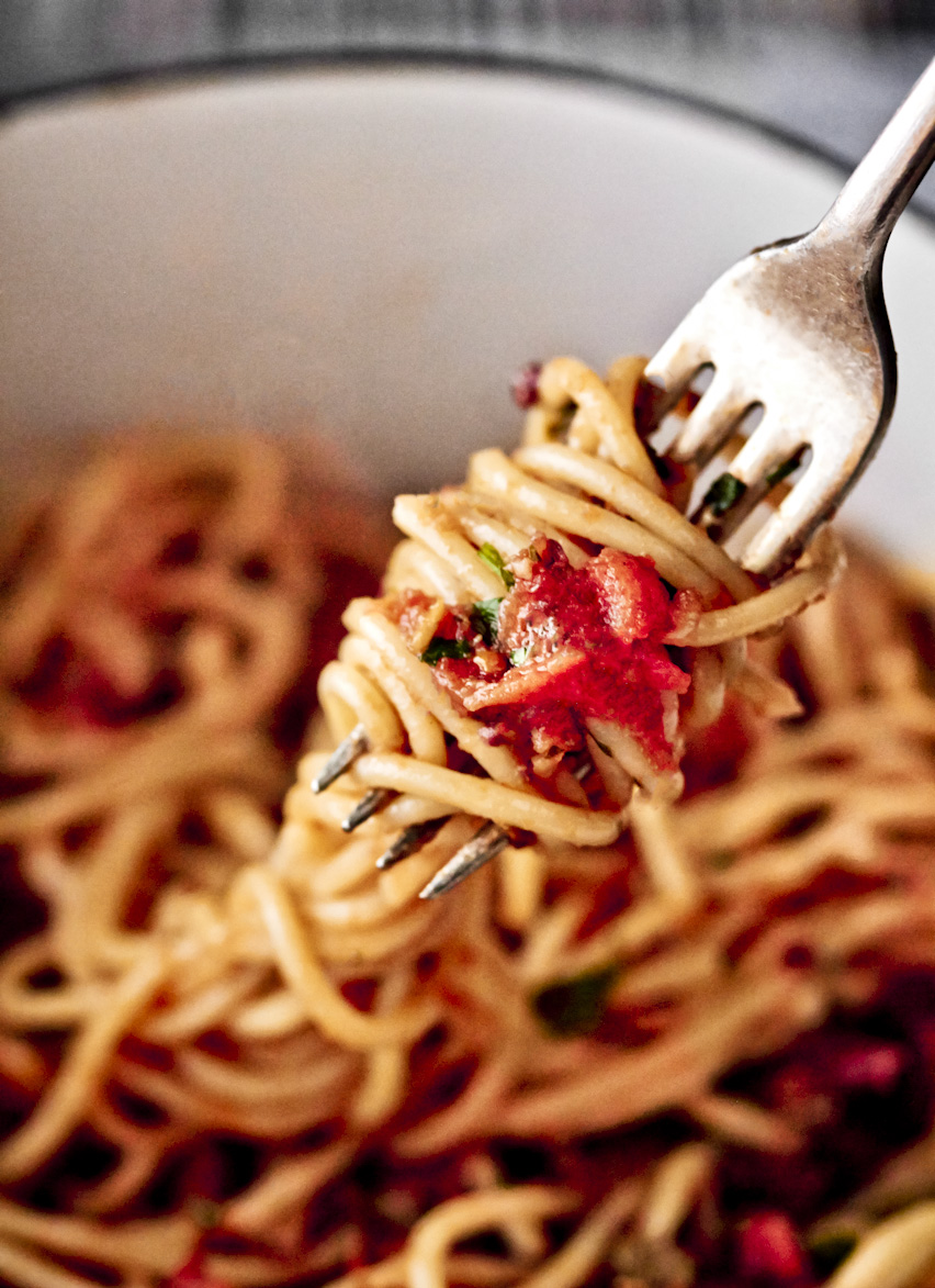 pasta-puttanesca-on-fork-food-photography.jpg