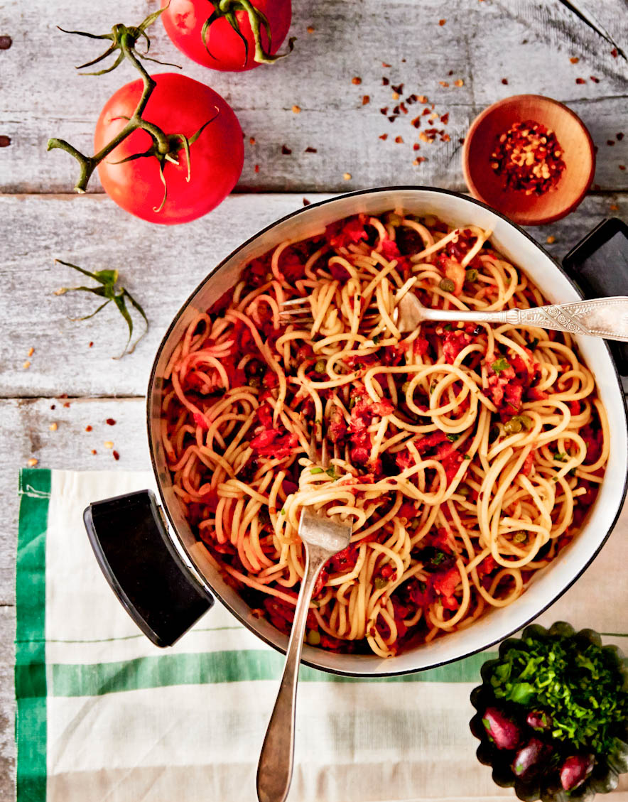 pasta-puttanesca-tomatoes-food-photography.jpg