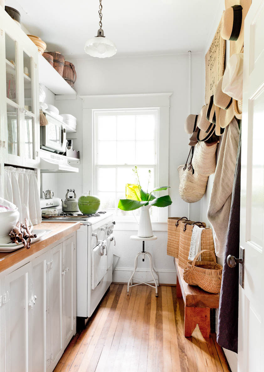 country-living-style-kitchen-straw-hats.jpg