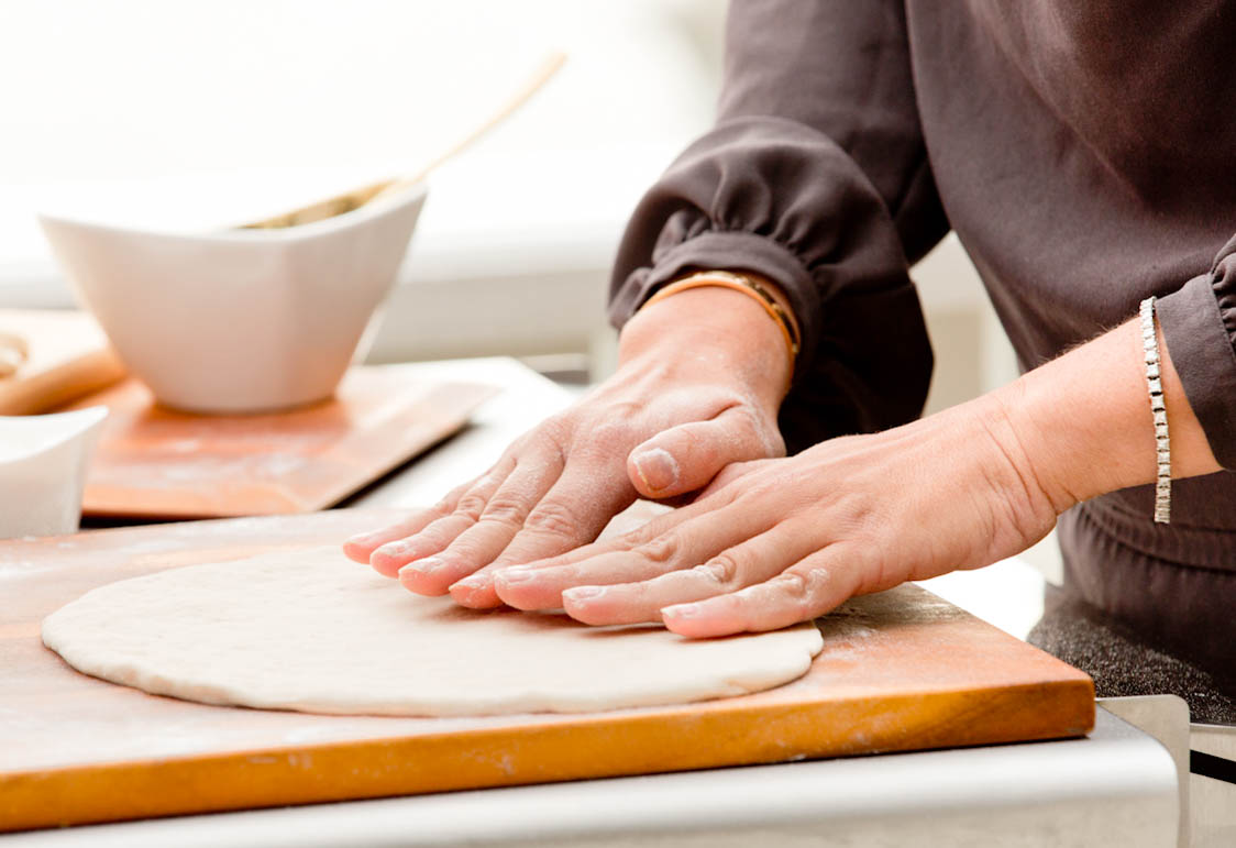 chef-hands-making-pizza-dough-food-lifestyle-photography.jpg