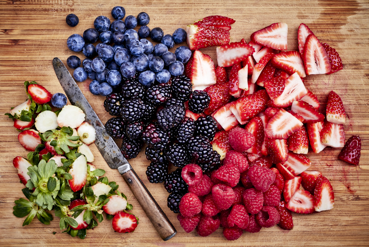 cutting-berries-lifestyle-food-photography.jpg