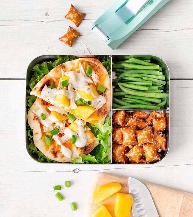 Mango chicken flatbread with a side of green beans + pb pretzels 🥨. Shot for @lunchbots #thesimplelunchbox book.