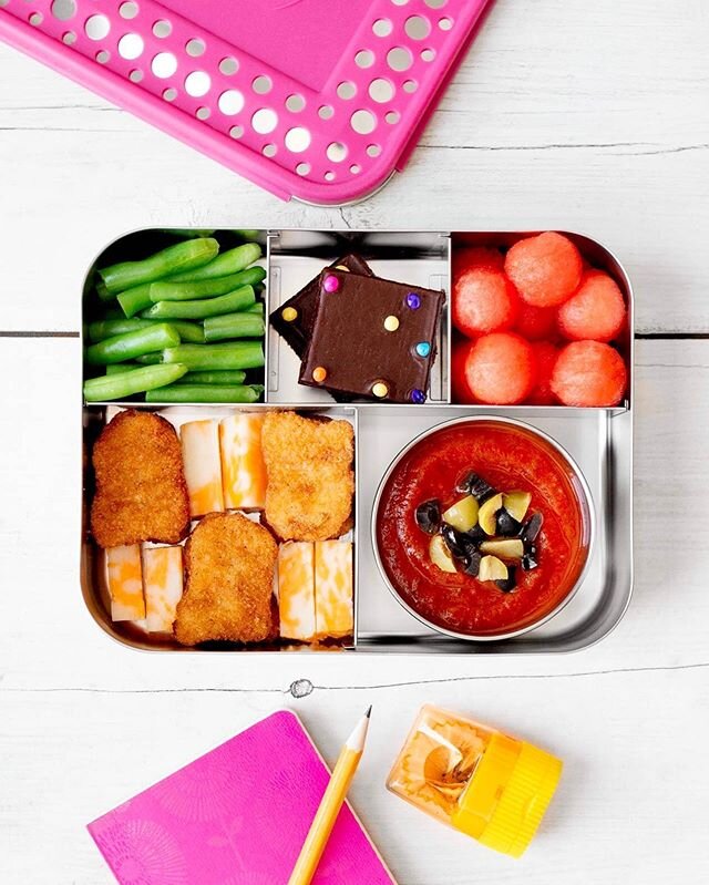 Chicken nuggets + cheese sticks paired with marinara sauce for dipping in this @lunchbots lunch for the #thesimplelunchbox.