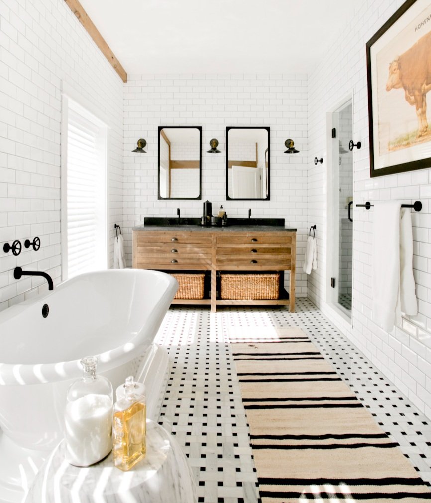 hamptons-beach-house-master-bathroom-white-tub-interior-photography.jpg