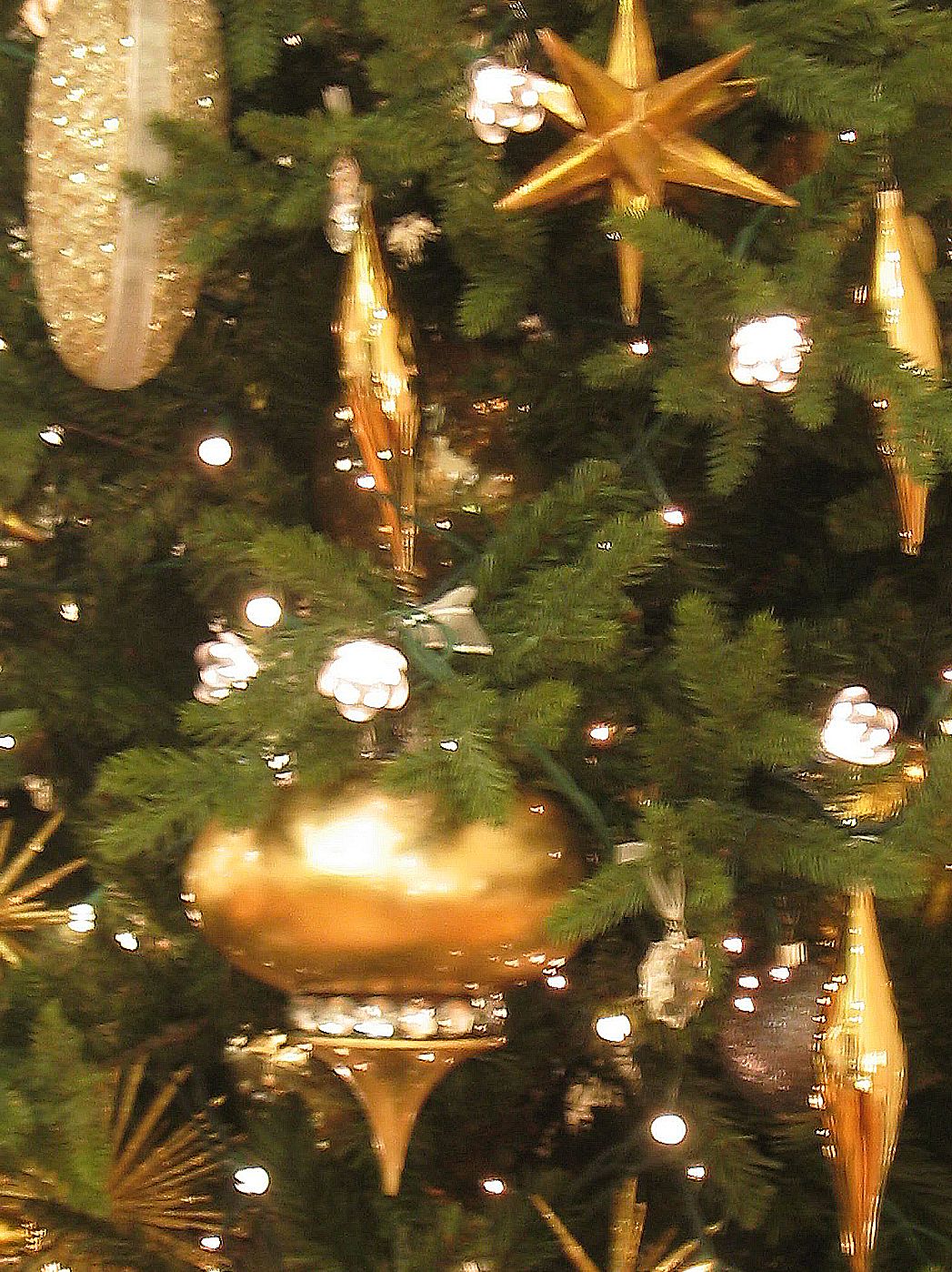 BULGARI" "Gold" Tree, New York City (detail)