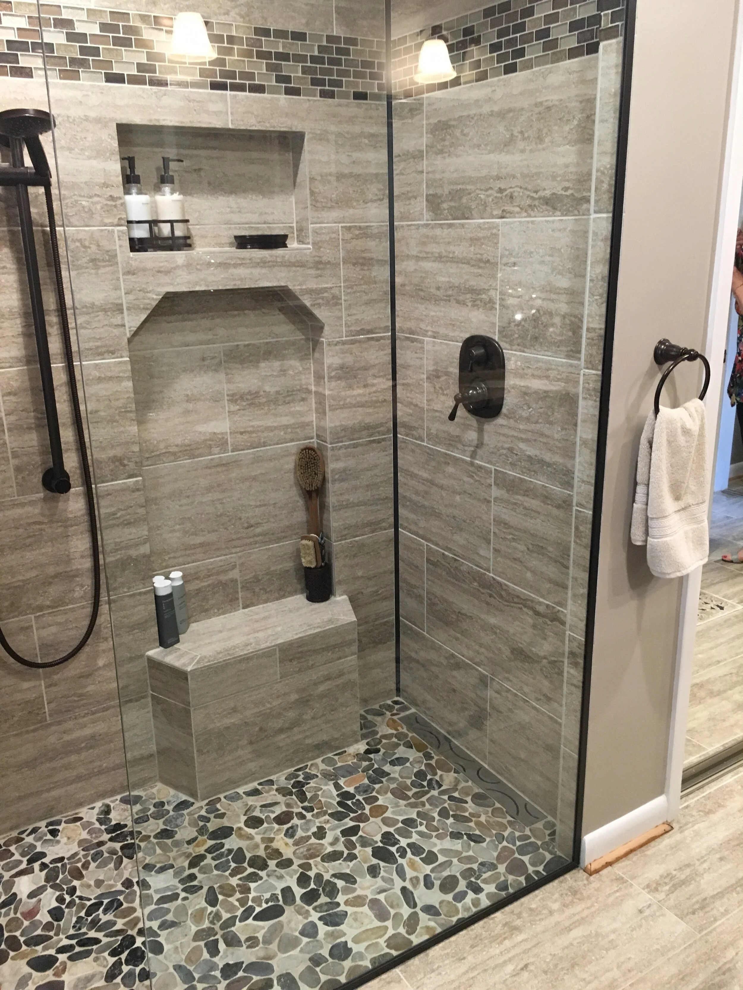  A fixed glass panel serves a door while creating a feeling of space in the bathroom. 