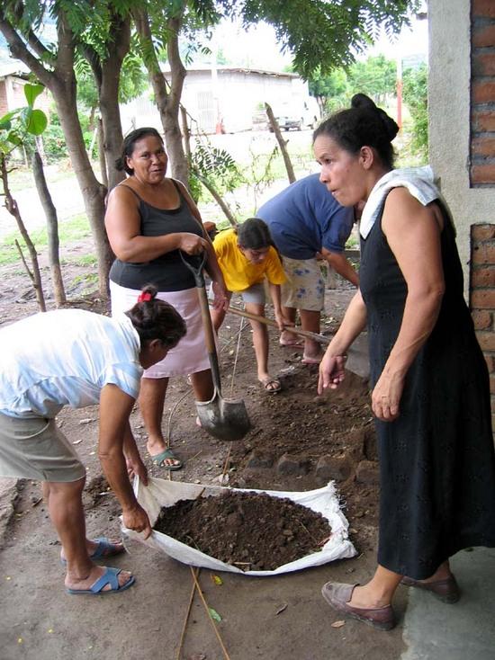 Nicaragua stove making project 2.jpg