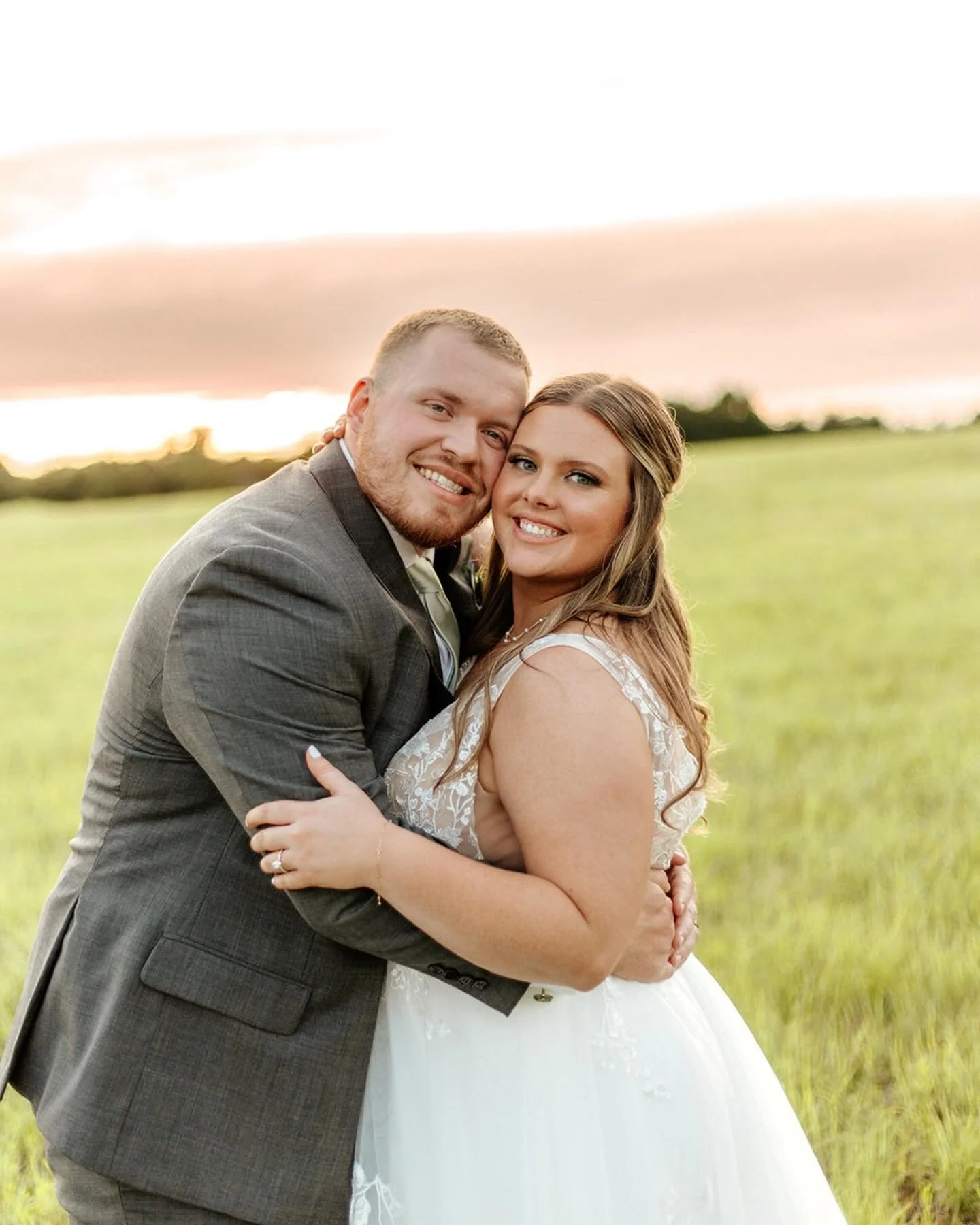 Golden hour, forever kind of love ✨ These two laughed their way through the sunset and let me follow along with my camera. Still not over this field, this light, and this joy.