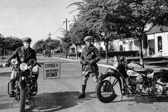 Motorcycle officers guard a roped off zone in Santa Monica while an unexploded shell is dug up. Photo via Los Angeles Times (Feb. 26, 1942)