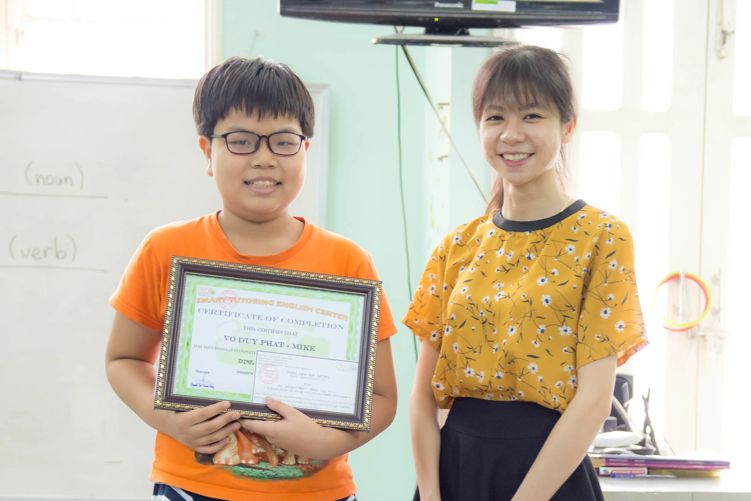 Trao học bổng cho học sinh đạt danh hiệu xuất sắc toàn khóa học. 